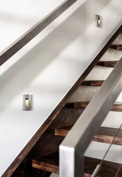 120V Luna Vertical Step Light