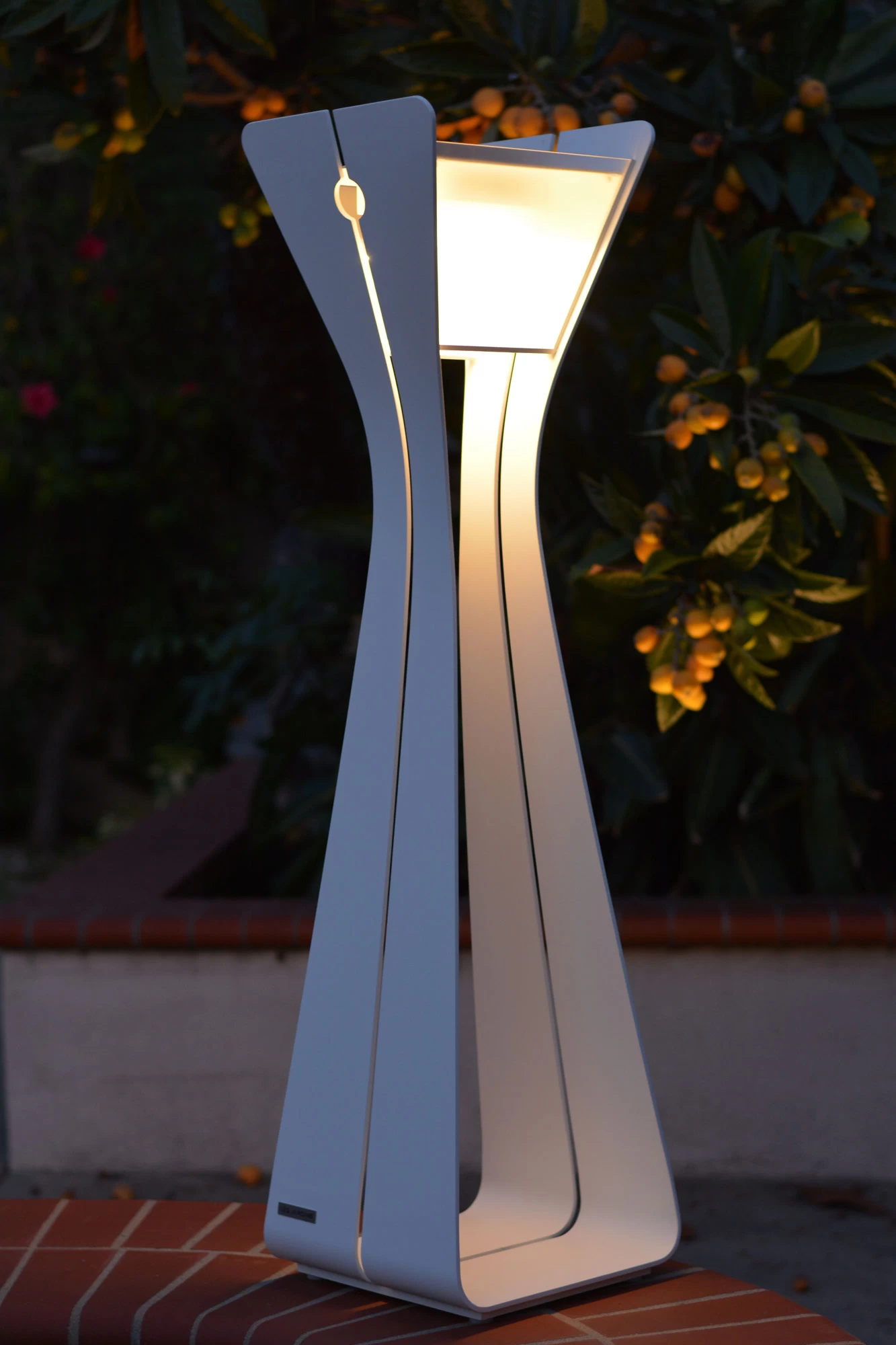 Bloom Outdoor Solar Floor Lamp 4 Bloom Outdoor Solar Floor Lamp - Image 4