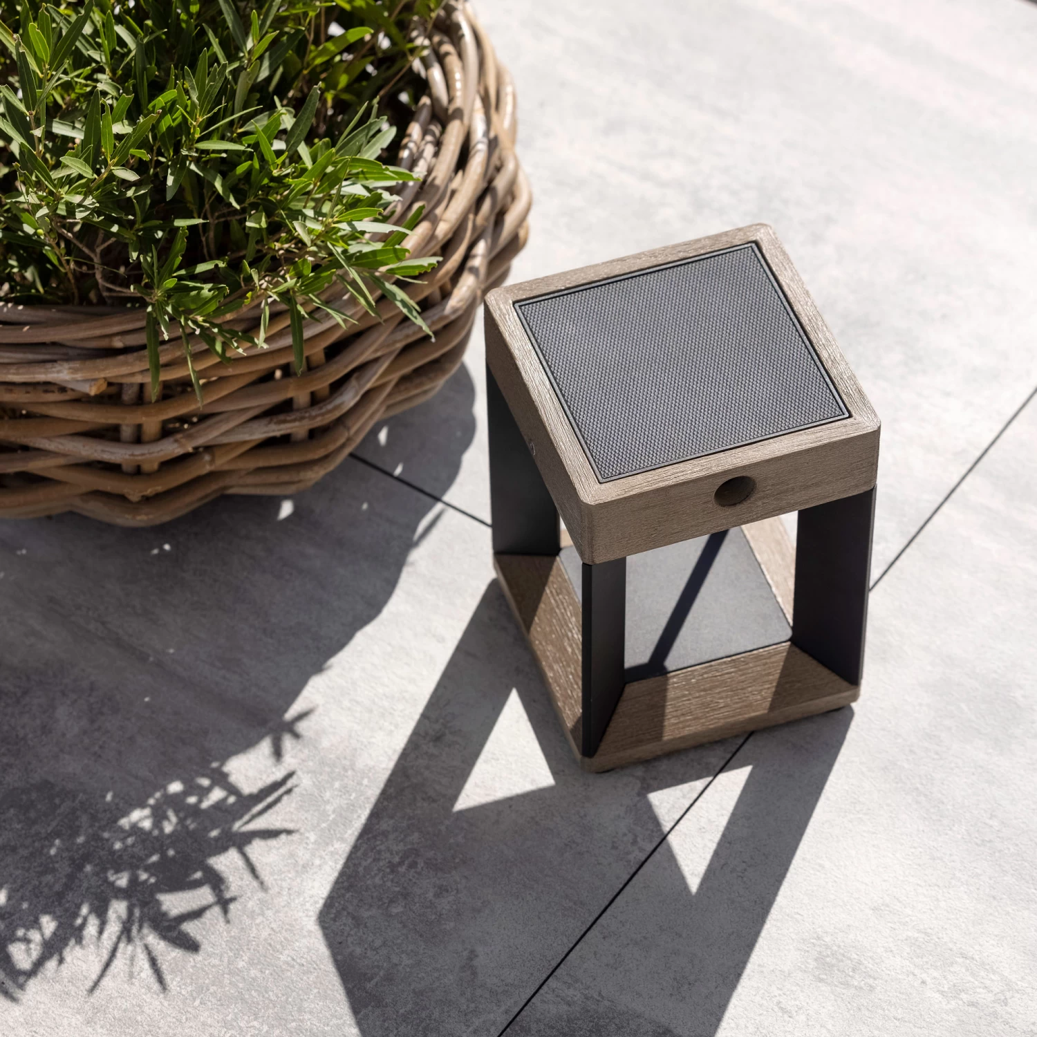 Blade Outdoor Solar Portable Table Lamp 4 Blade Outdoor Solar Portable Table Lamp - Image 4