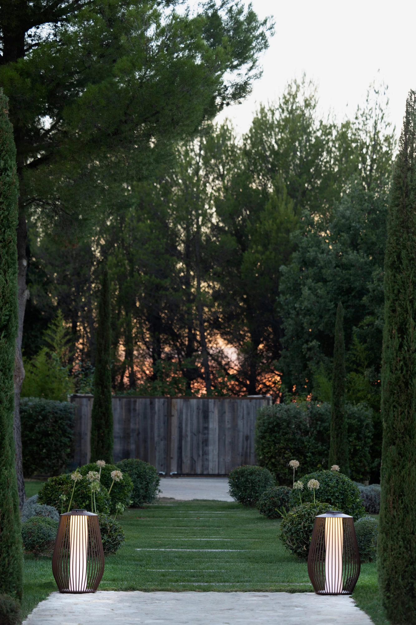 Mandalay Outdoor Solar Floor Lamp 3 Mandalay Outdoor Solar Floor Lamp - Image 3